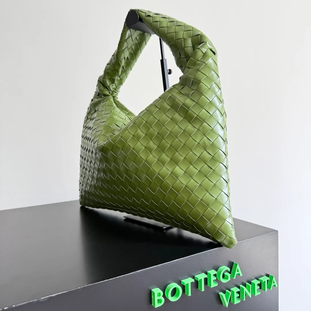 Batch 1960 It seems that this bag from BV has been popular recently ~ The new Hop is really not too beautiful. The whole bag has no seams. The bag body and handles are made of one piece of leather. It reflects the style and essence of Bottega Veneta. It truly represents craftsmanship and creativity. The large size has a very loose and lazy upper body. Big bag lovers will definitely not regret buying it. Style number: 796262 Size: 46*21*10cm